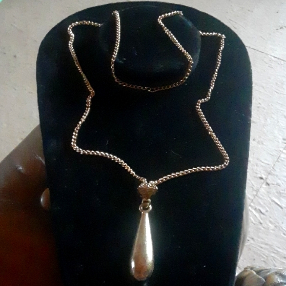 Elegant Gold Tone Teardrop Necklace